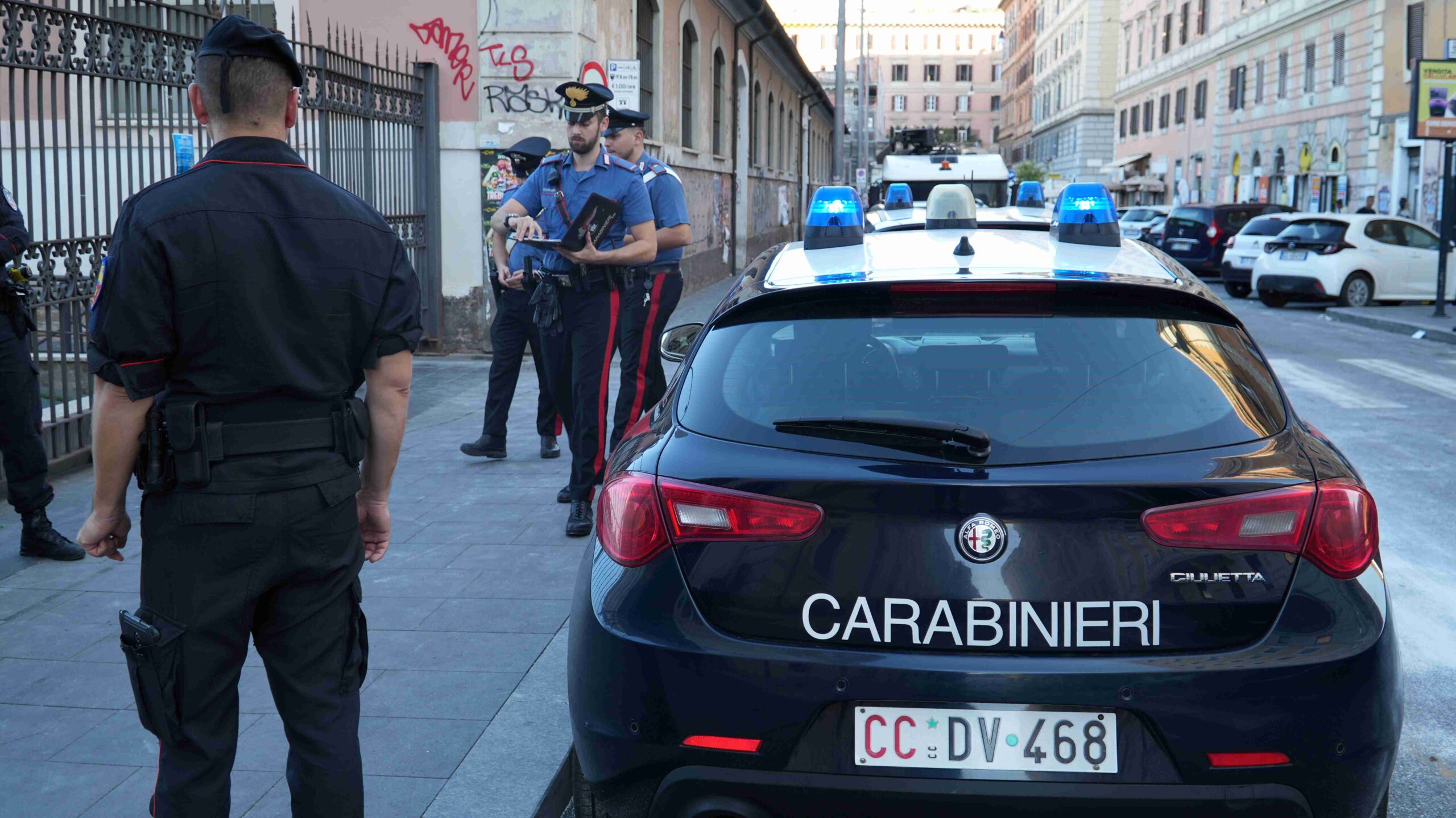 PIAZZA_DANTE_-_Controlli_dei_Carabinieri_all_Esquilino__3_