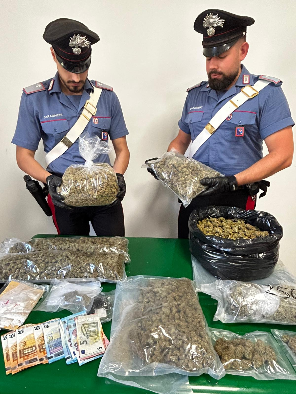 PROVINCIALE_-_La_droga_sequestrata_dai_Carabinieri_della_Stazione_Roma_Bravetta__2_