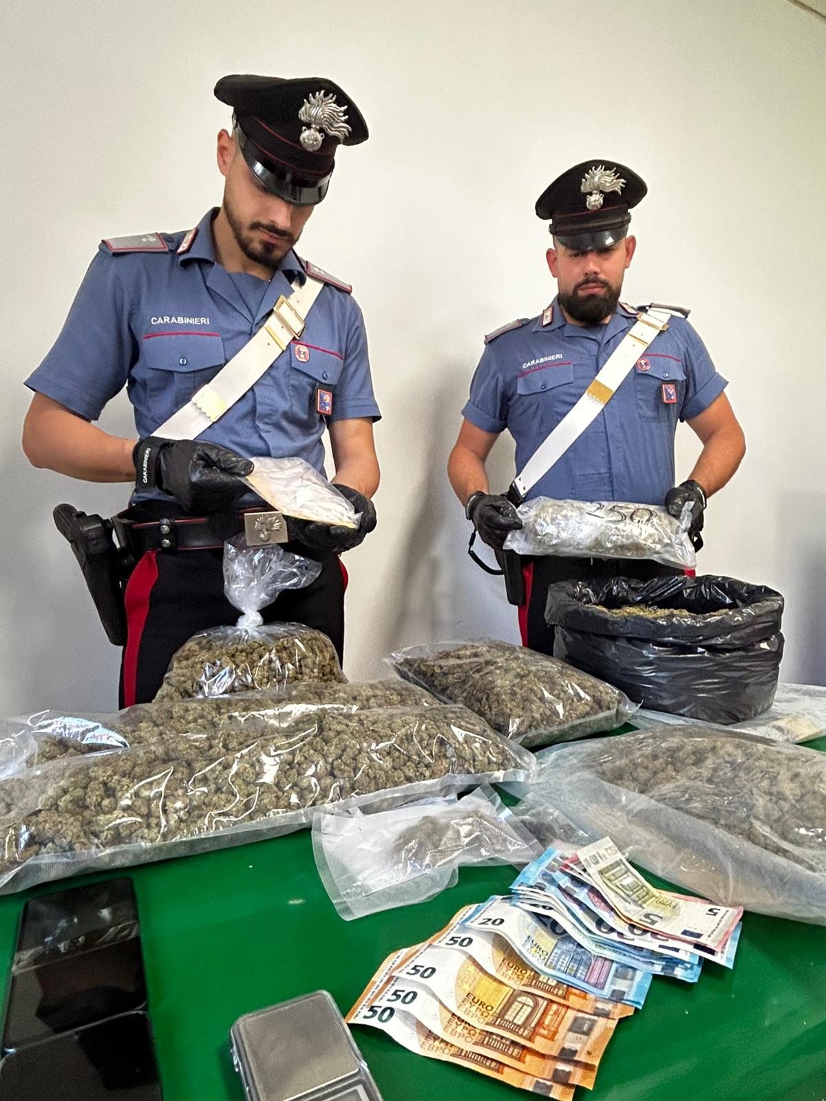 PROVINCIALE_-_La_droga_sequestrata_dai_Carabinieri_della_Stazione_Roma_Bravetta__3_