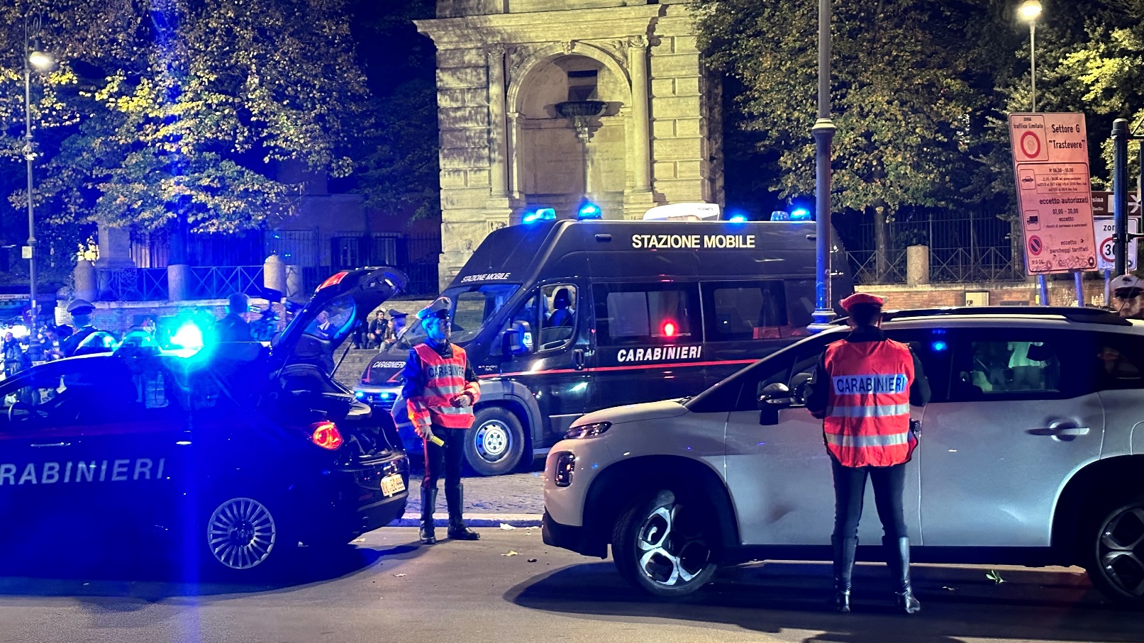 TRASTEVERE_-_Controlli_dei_Carabinieri_durante_la_movida_a_Trastevere___1_