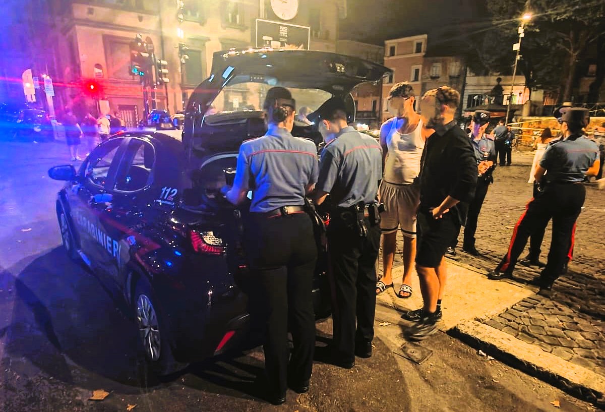TRASTEVERE_-_Controlli_dei_Carabinieri_durante_la_movida_a_Trastevere___4_