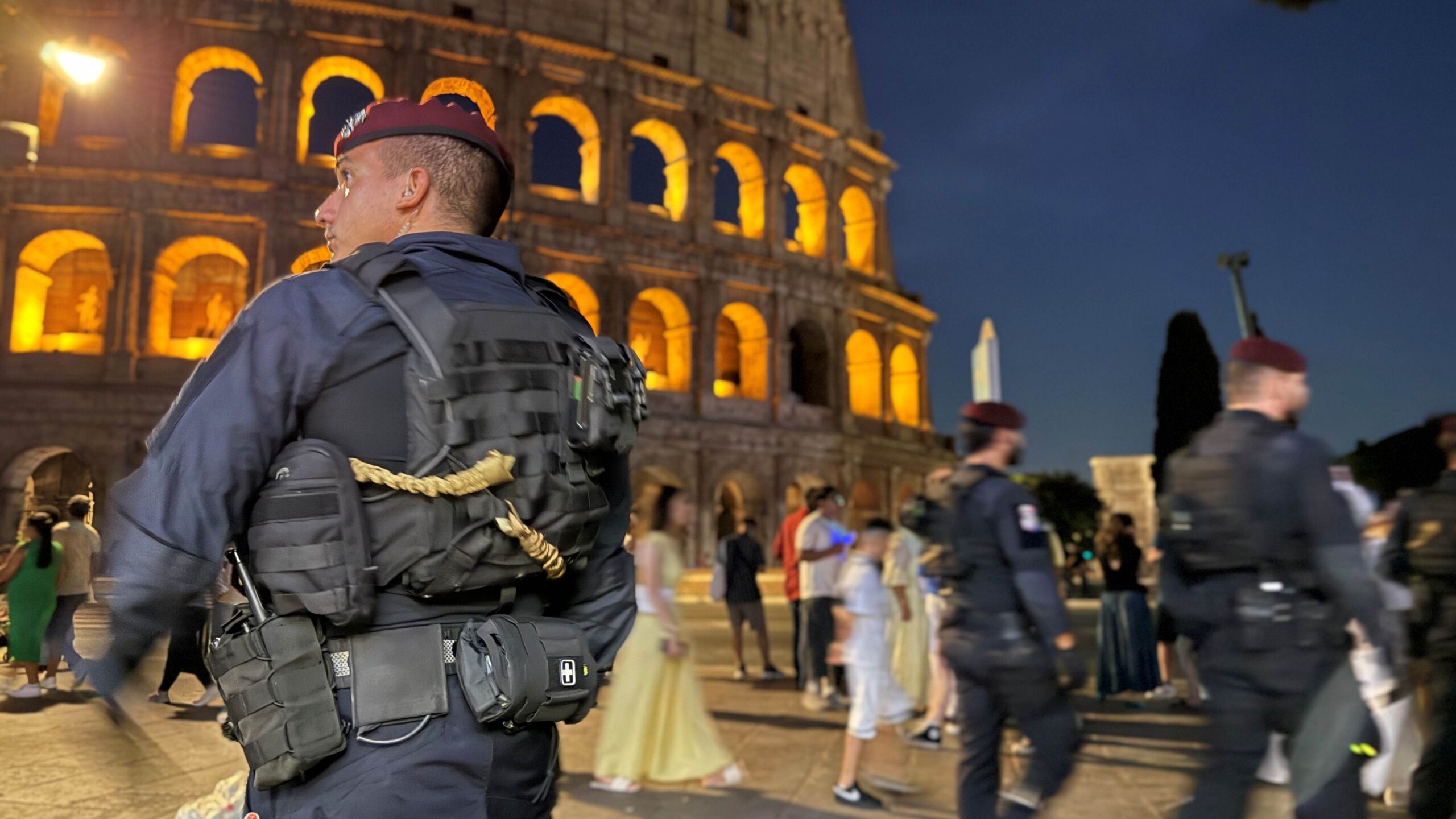 CENTRO_-_I_Controlli_dei_Carabinieri_al_Colosseo_e_Largo_Agnesi__6_