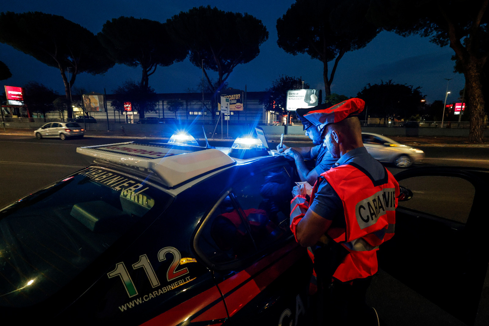 NRM_-_I_Carabinieri_del_Nucleo_Radiomobile_durante_i_controlli__1_