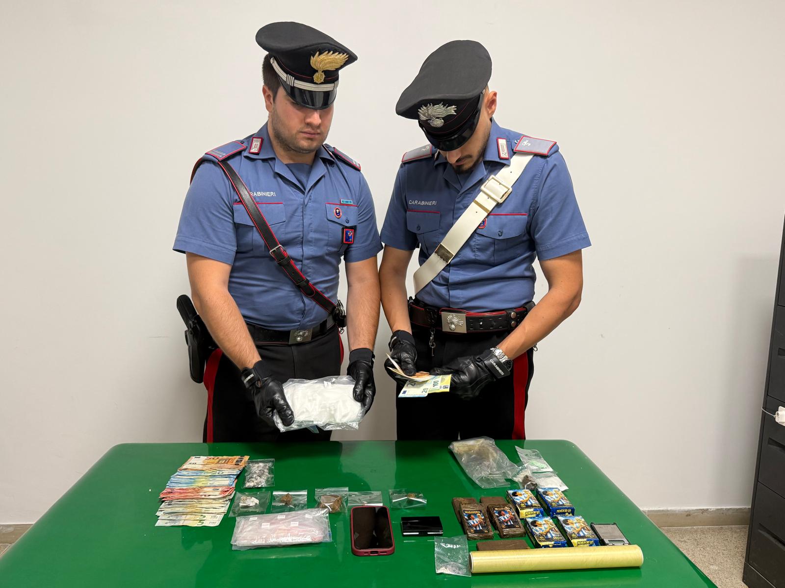 PROVINCIALE_-_I_Carabinieri_di_Bravetta_con_la_droga_sequestrata_durante_i_due_arresti