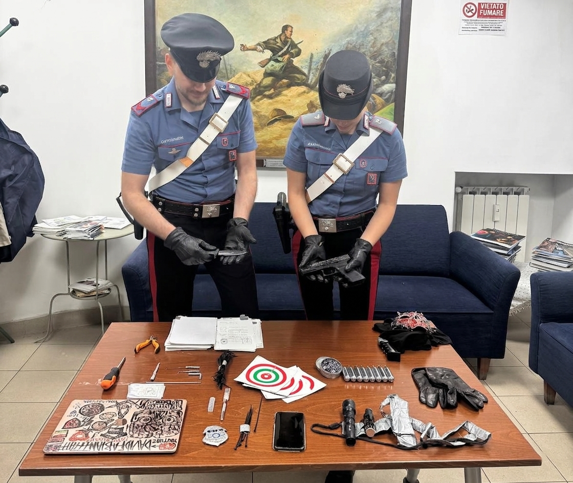 SAN_PIETRO_-_La_pistola_ad_aria_compressa_e_altro_materiale_sequestarto_dai_Carabinieri__3_