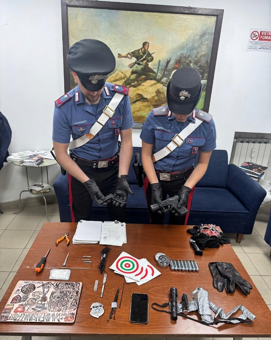 SAN_PIETRO_-_La_pistola_ad_aria_compressa_e_altro_materiale_sequestarto_dai_Carabinieri__4_