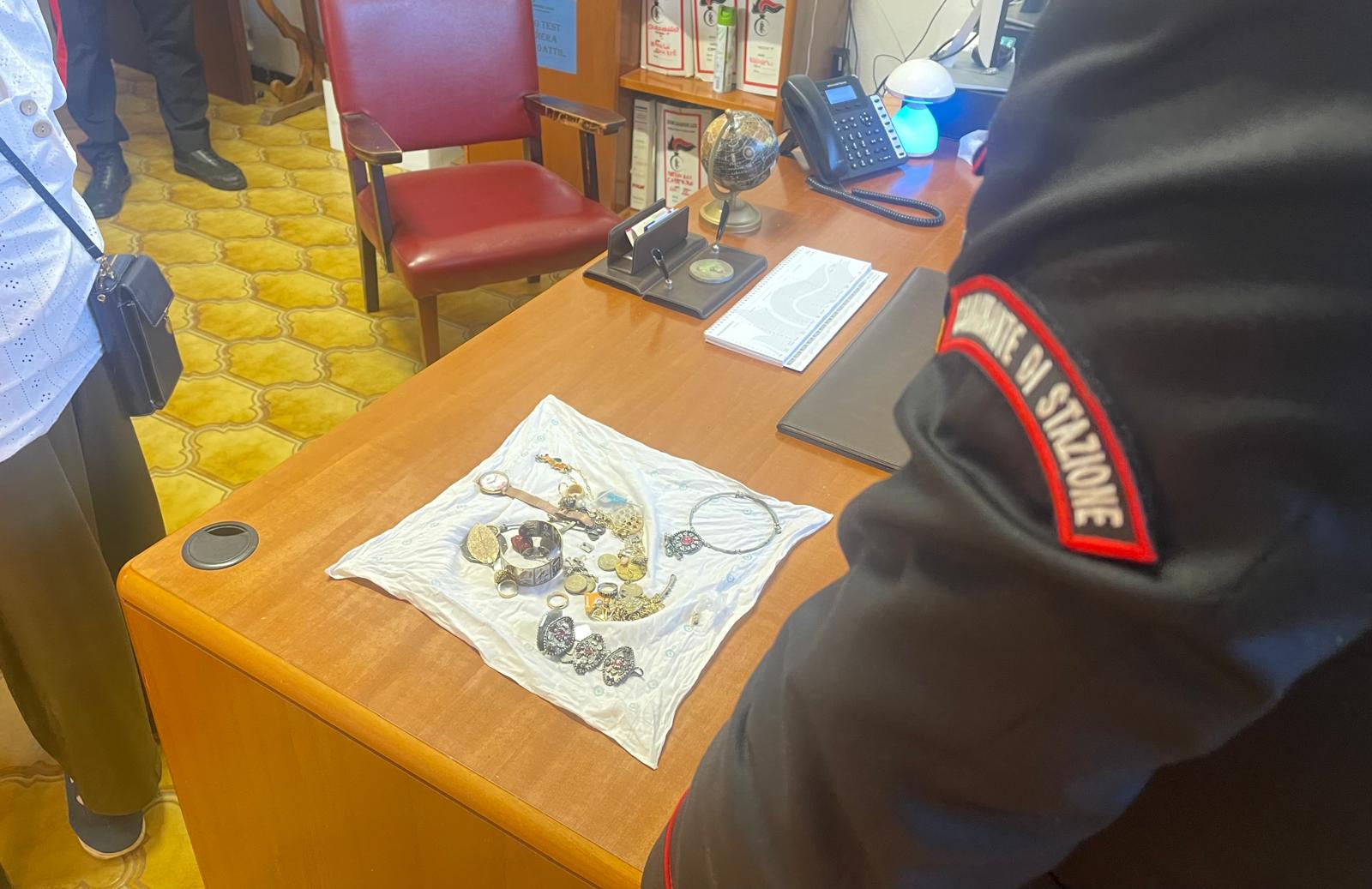 ANZIO_-_I_Carabinieri_con_l_anziana_vittima__3_