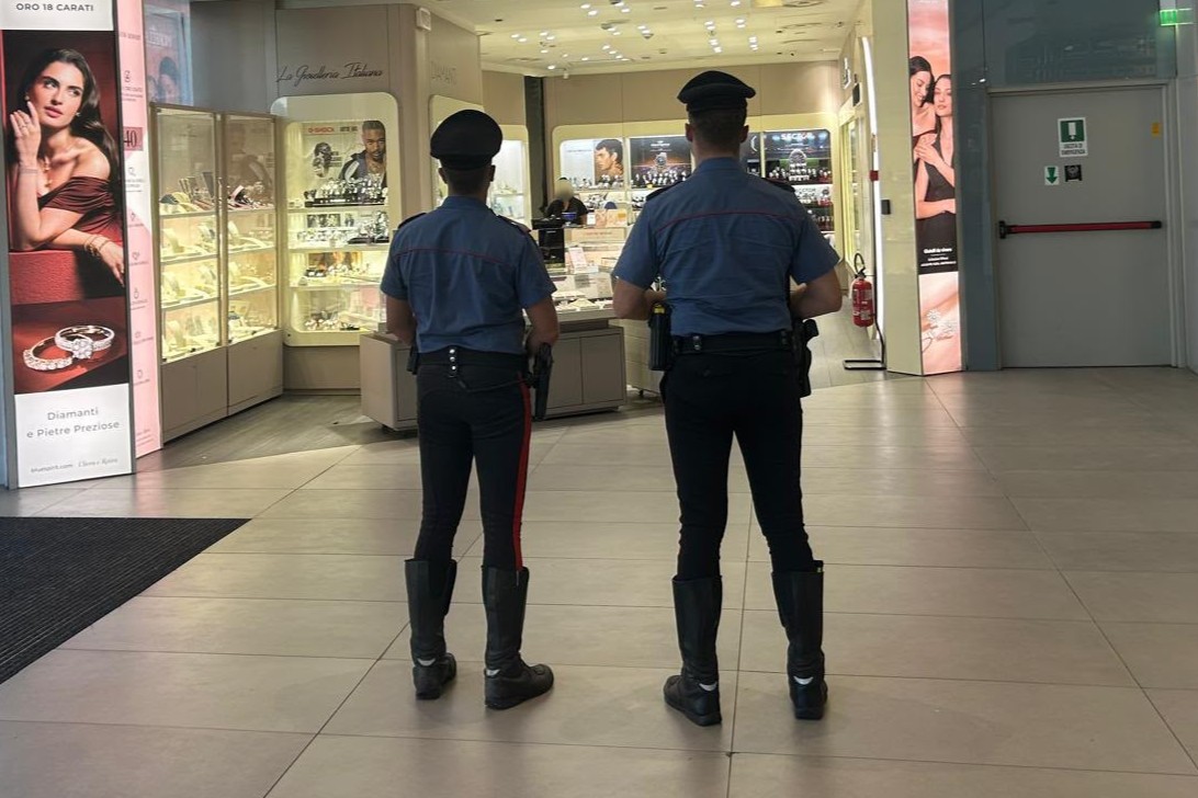 PIAZZA_DANTE_-_Carabinieri_intervenuti_presso_il_centro_commerciale_Happio__1_