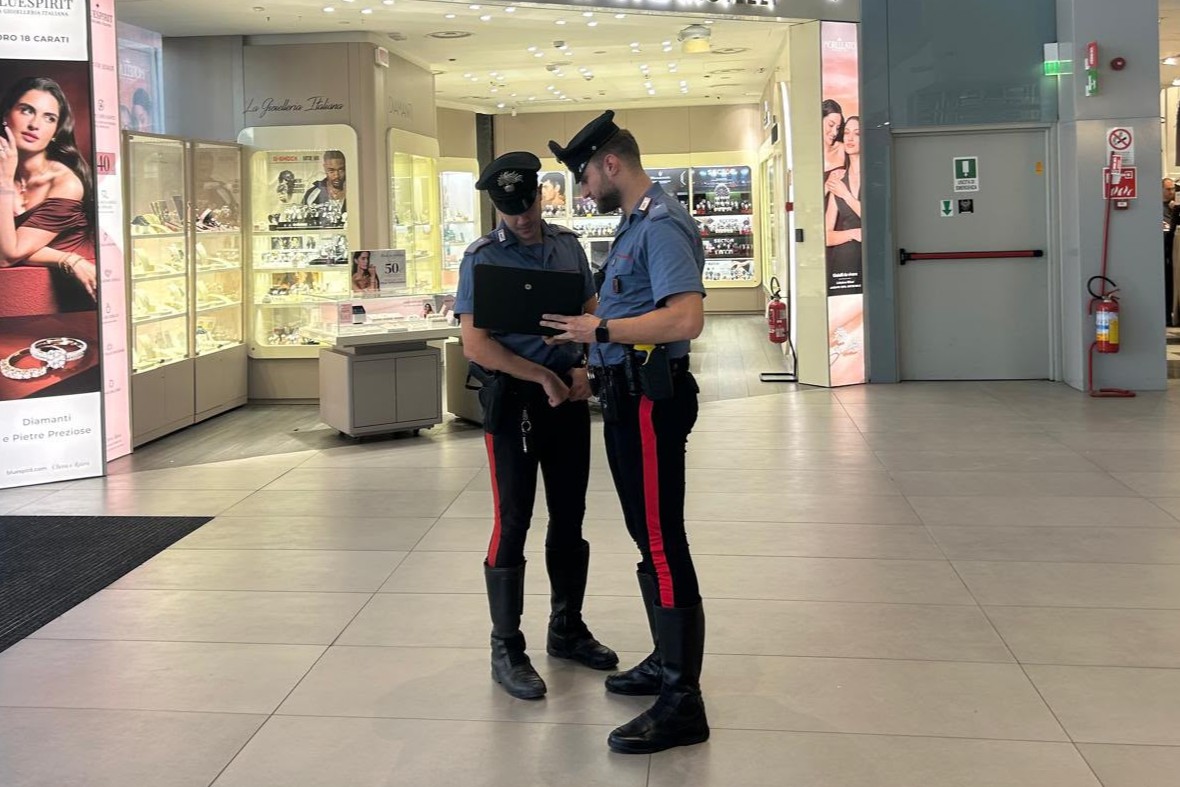 PIAZZA_DANTE_-_Carabinieri_intervenuti_presso_il_centro_commerciale_Happio__2_