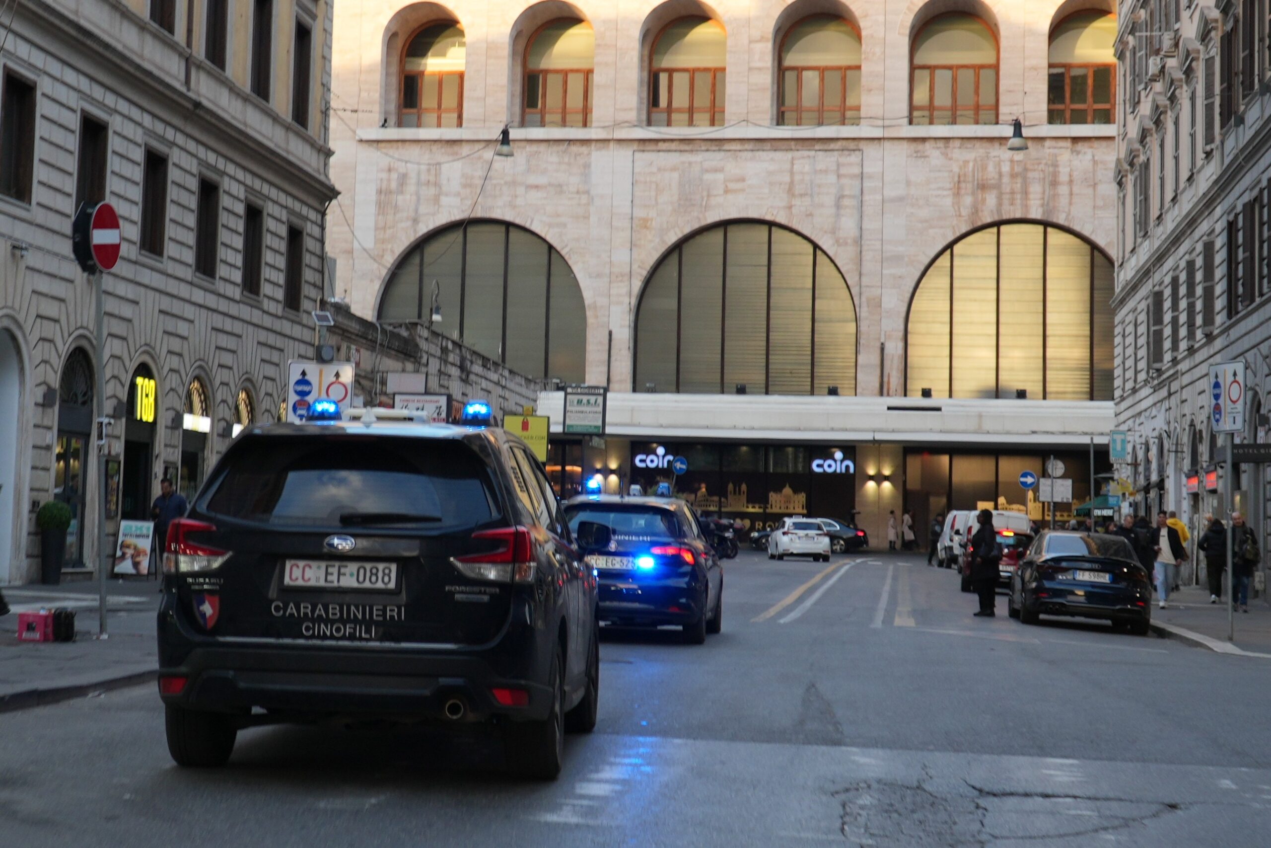PIAZZA_DANTE_-_L_intervento_dei_Carabinieri_in_via_Giolitti__2_