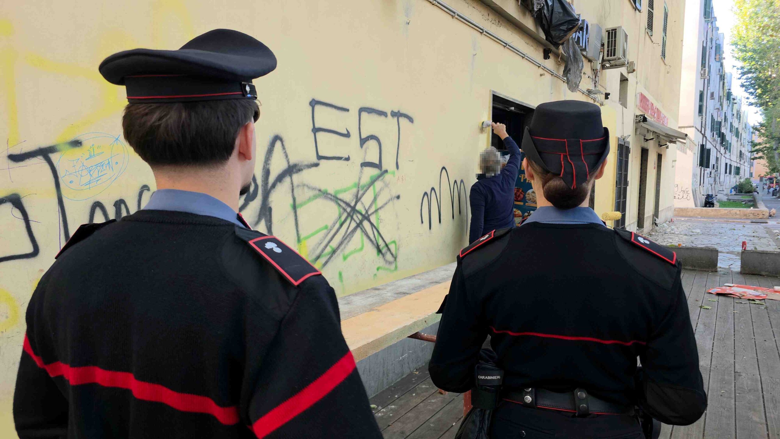 I_Carabinieri_e_il_personale_incaricato_da_Ater_Roma_impegnati_nella_rimozione_delle_scritte____