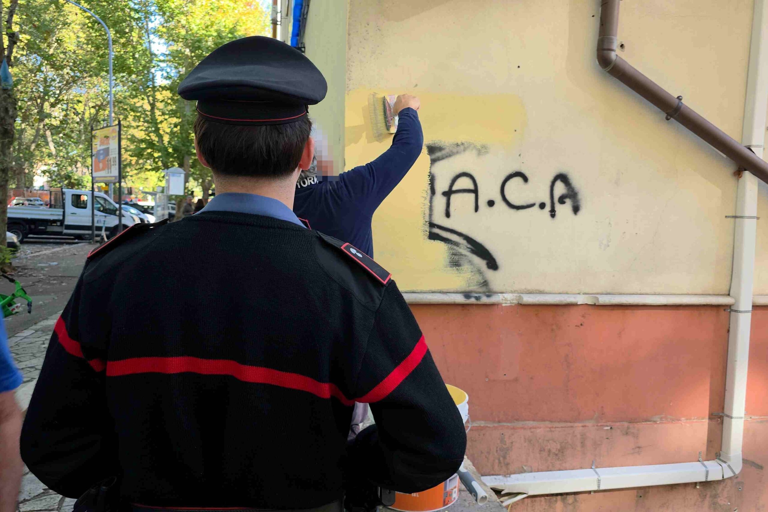 I_Carabinieri_e_il_personale_incaricato_da_Ater_Roma_impegnati_nella_rimozione_delle_scritte____
