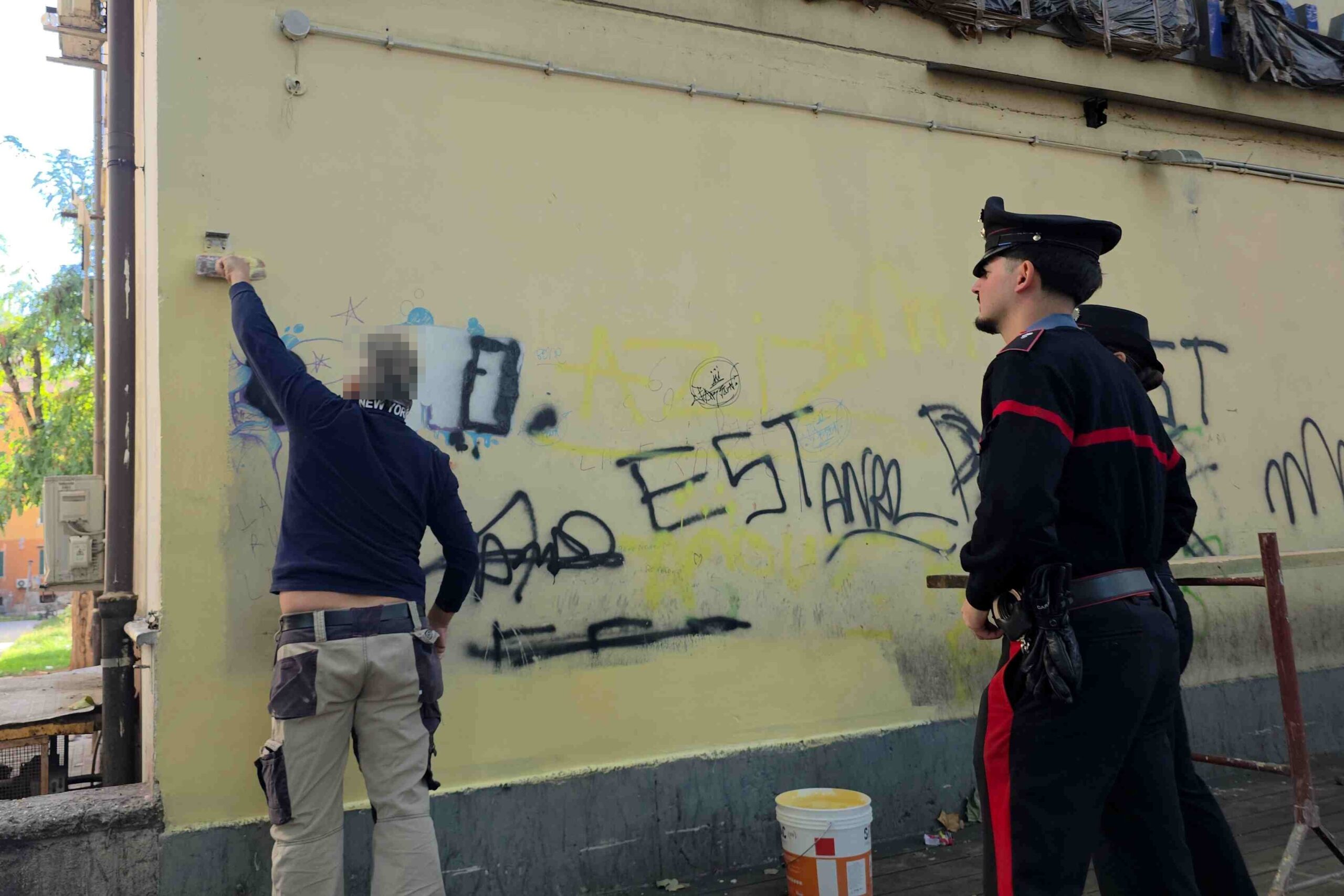 I_Carabinieri_e_il_personale_incaricato_da_Ater_Roma_impegnati_nella_rimozione_delle_scritte____