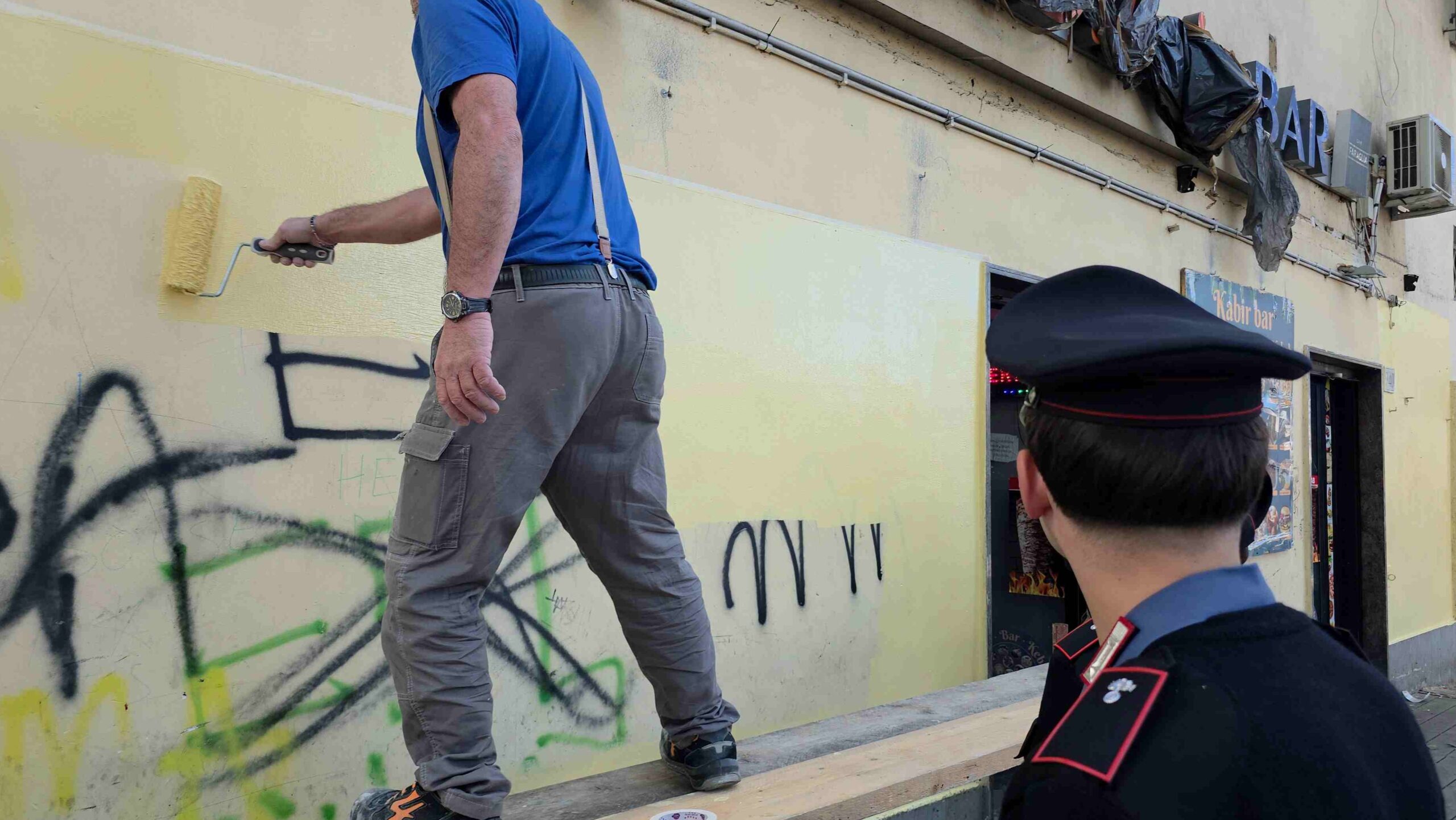 I_Carabinieri_e_il_personale_incaricato_da_Ater_Roma_impegnati_nella_rimozione_delle_scritte____