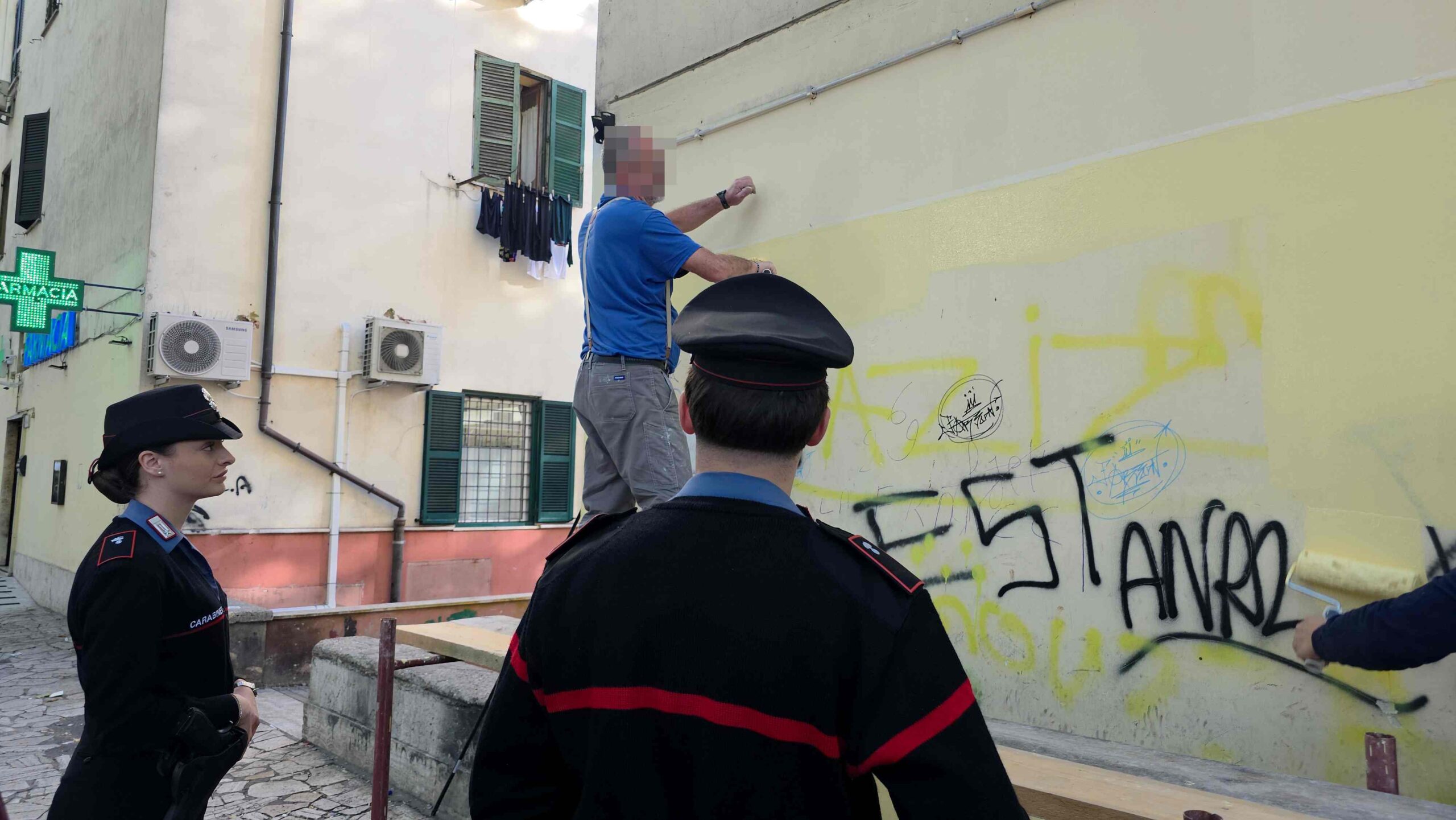 I_Carabinieri_e_il_personale_incaricato_da_Ater_Roma_impegnati_nella_rimozione_delle_scritte____