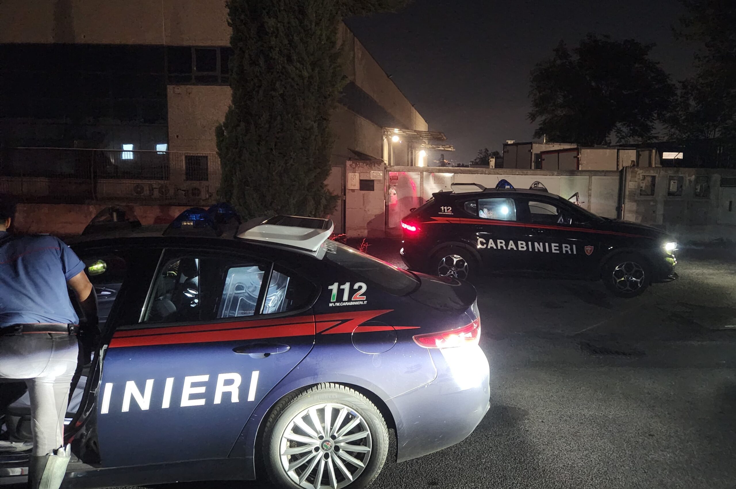 NRM_-_I_Carabinieri_intervenuti_per_il_furto_nel_capannone_3_