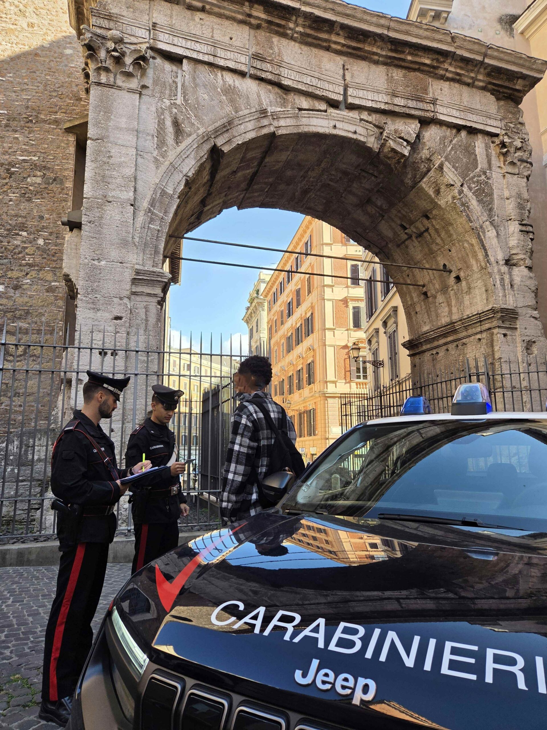 PIAZZA_DANTE_-_I_Carabiniere_impegnati_nei_controlli_all_Esquilino__2_