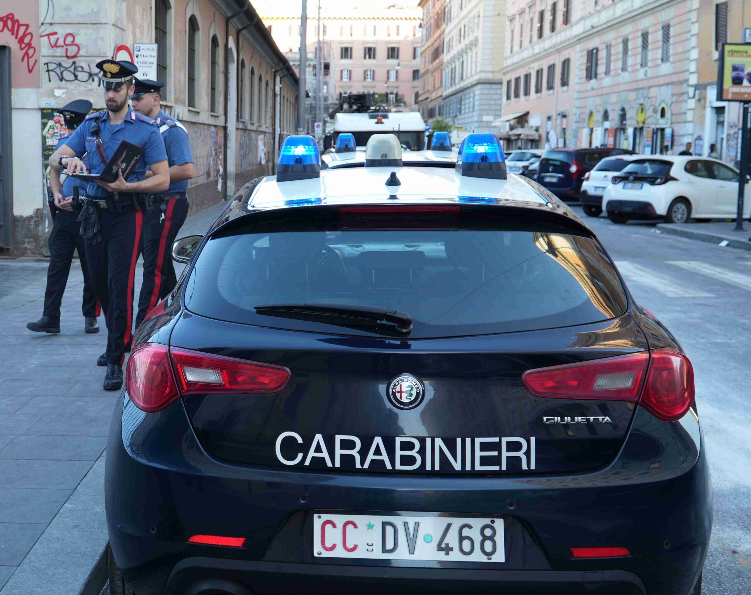 PIAZZA_DANTE_-_I_Carabinieri_durante_i_controlli__3_