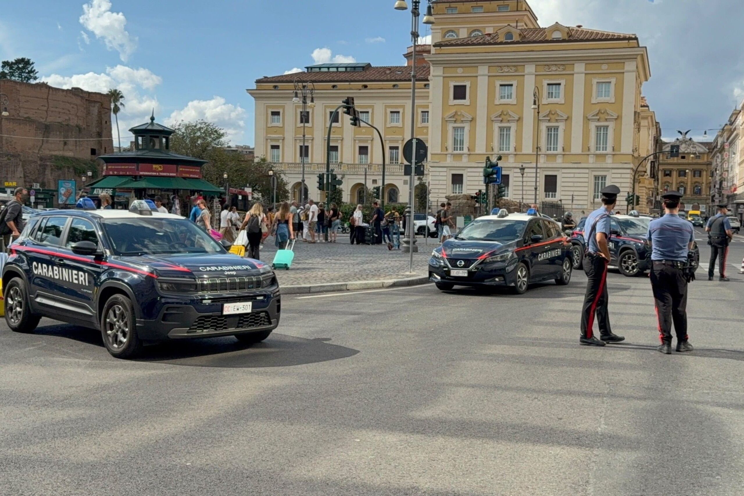 PIAZZA_DANTE_-_I_Controlli_dei_Carabinieri_a_Termini_e_aree_limitrofe__1_