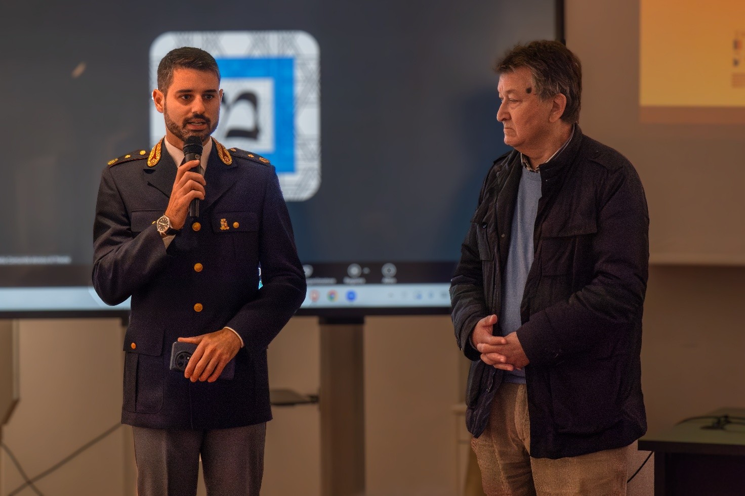 il_Commissario_Capo_Marco_Giorgiutti_con_Rodrigo_Diaz__Direttore_artistico_del_Festival.